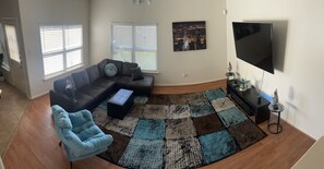 TV - KING SUITE COZY 3 BEDROOM 3 BATHROOM HOME near IAH|DOWNTOWN! (Houston)