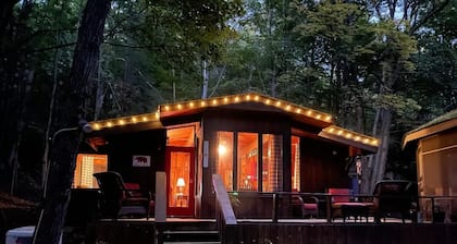 Cabin in Muskoka for Two with a Private Hot Tub and Close to the Lake