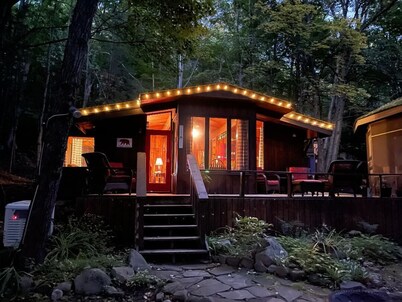 Cabin in Muskoka for Two with a Private Hot Tub and Close to the Lake