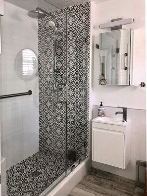 Dusche, Haartrockner, Handtücher, Shampoo