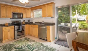 Een koelkast, een magnetron, een oven, een kookplaat