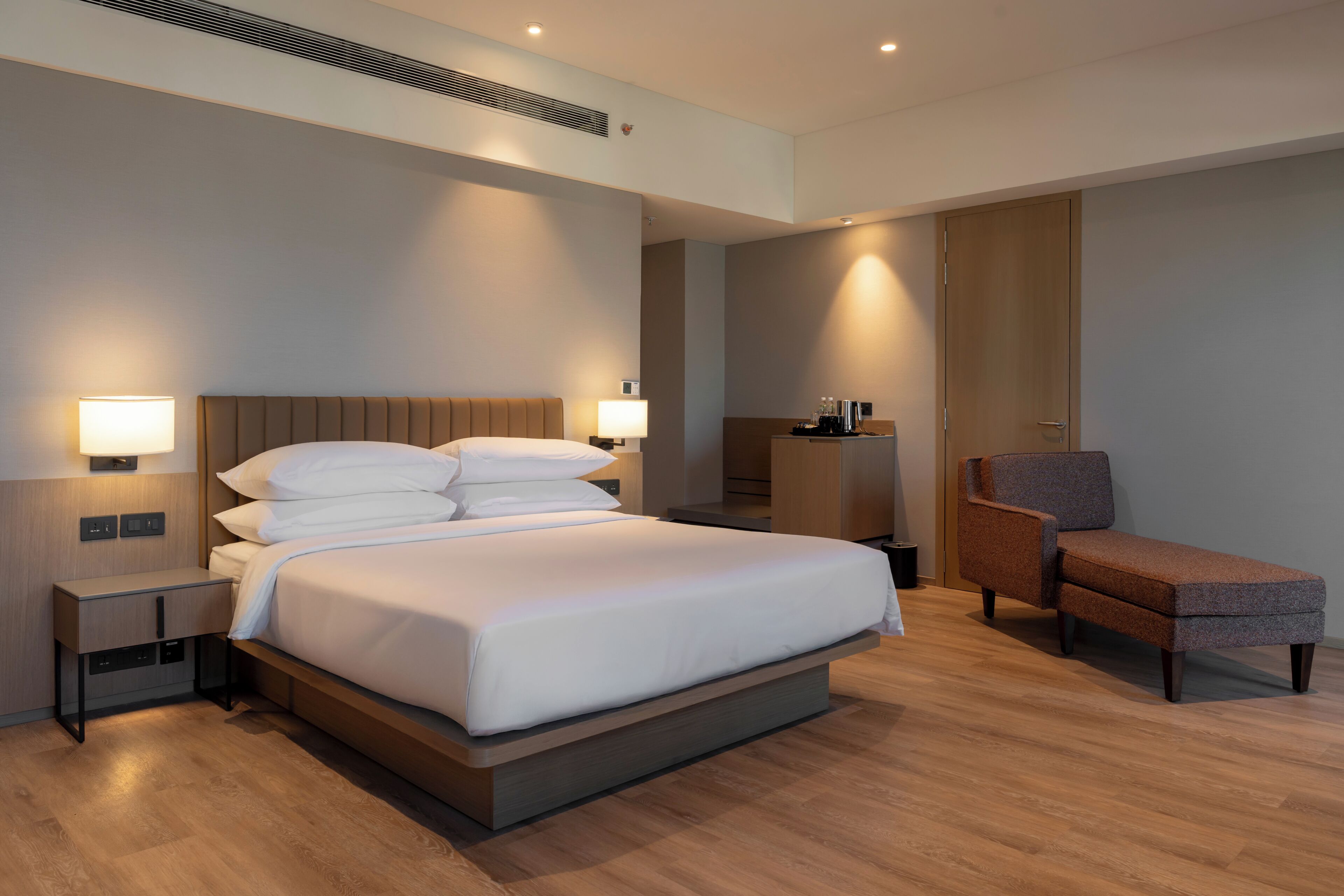 Suite estudio, 1 cama de matrimonio grande, no fumadores, balcón | Ropa de cama hipoalergénica, caja fuerte, mobiliario individual