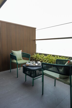 Studio Room with Balcony, Guest room, 1 King, City view, Top floor, Balcony | Balcony