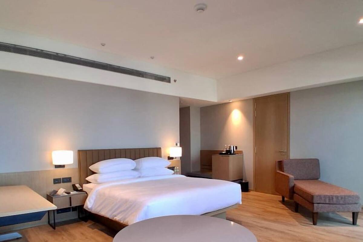 Studio, 1 King Bed, Non Smoking, City View (Balcony) | In-room safe, individually furnished, desk, laptop workspace