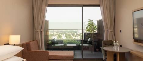 Ropa de cama hipoalergénica y caja de seguridad en la habitación