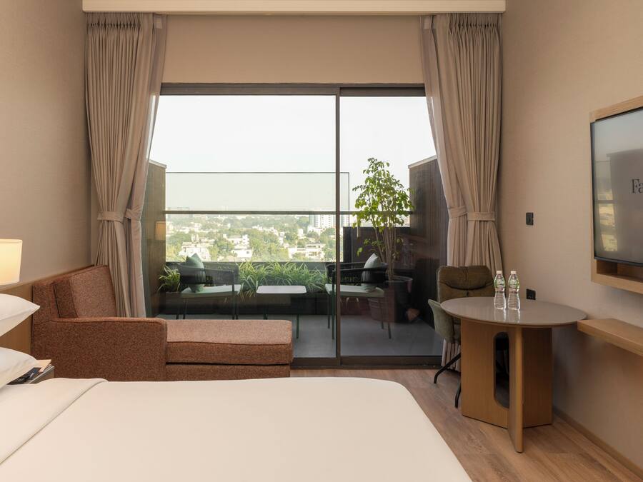 Premium-Studio, 1 King-Bett, Stadtblick (Balcony) | Allergikerbettwaren, Zimmersafe, individuell eingerichtet, Schreibtisch