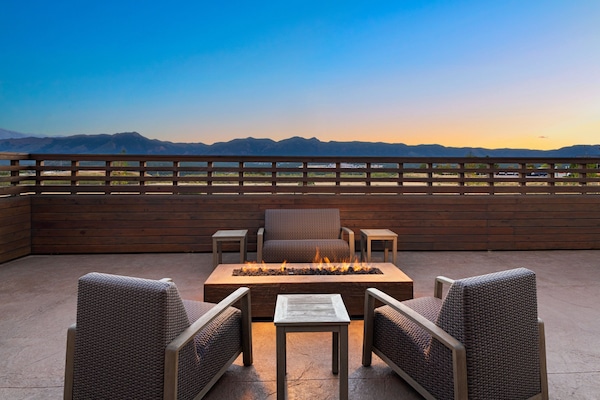 Melayani sarapan dan makan malam dengan sajian masakan Amerika