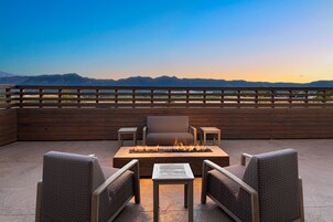 供应早餐和晚餐，美洲菜