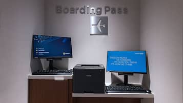 Un bureau avec deux écrans, une imprimante et un clavier.