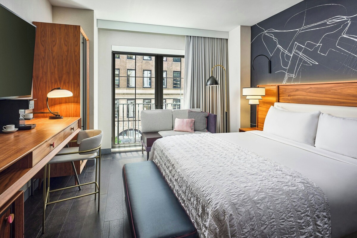 Room, 1 King Bed | In-room safe, desk, laptop workspace, blackout drapes