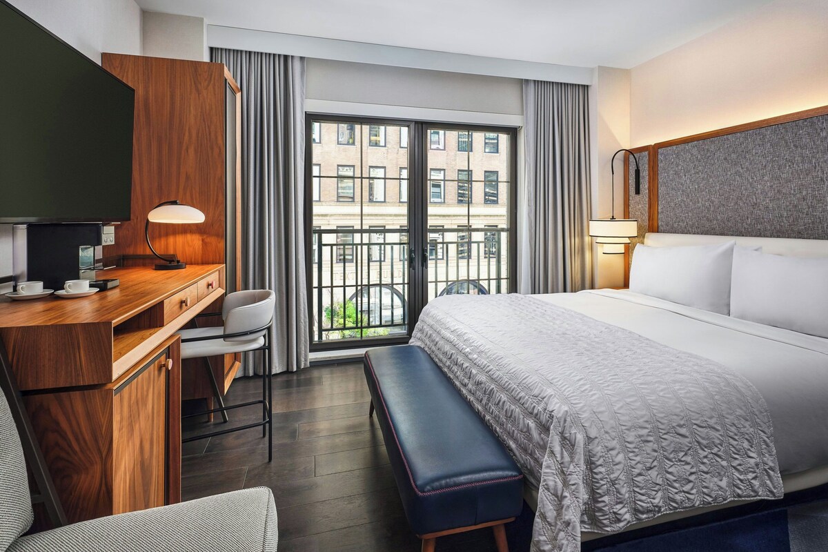 Room, 1 King Bed | In-room safe, desk, laptop workspace, blackout drapes