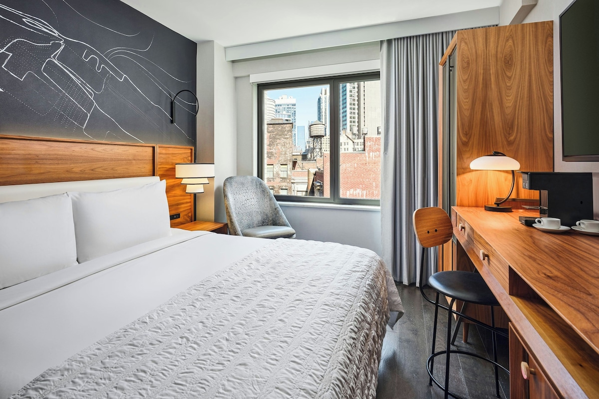 Room, 1 King Bed | In-room safe, desk, laptop workspace, blackout drapes