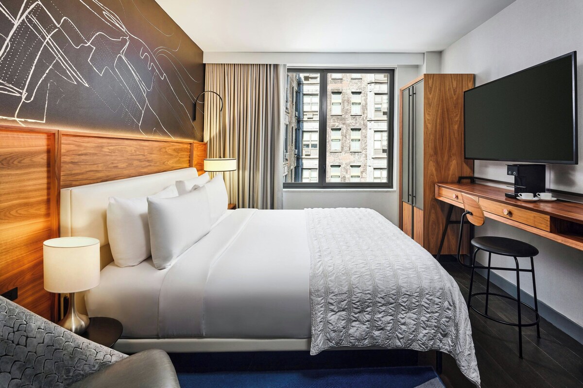 Room, 1 King Bed | In-room safe, desk, laptop workspace, blackout drapes