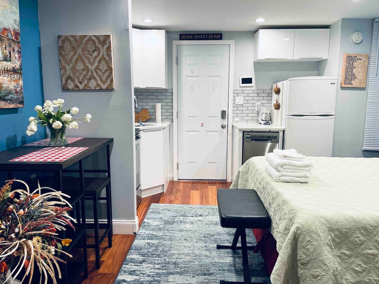 Een bureau, een strijkplank/strijkijzer, wifi, beddengoed