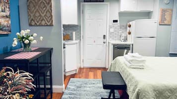 Desk, iron/ironing board, WiFi, bed sheets