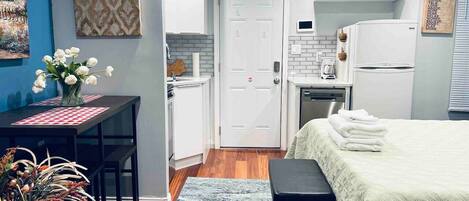 Een bureau, een strijkplank/strijkijzer, wifi, beddengoed