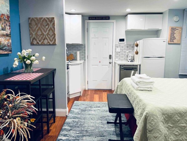 Desk, iron/ironing board, WiFi, bed sheets