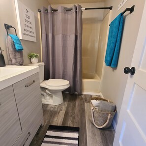 Combined shower/tub, hair dryer, towels, soap - RnR Retreat-Upscale housing, contemporary decor (Mountain Home)