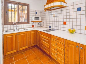 Frigorífico, microondas, placa de cocina y cafetera o tetera