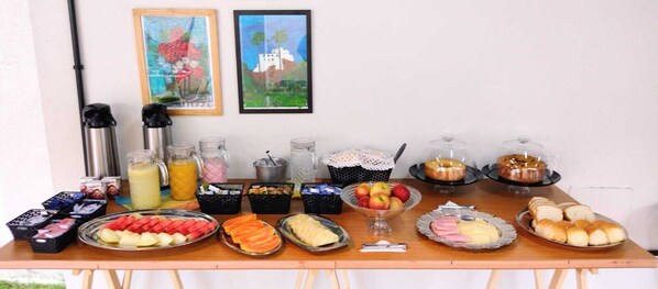 Un buffet de petit-déjeuner proposant une variété d’aliments et d’accompagnements.
