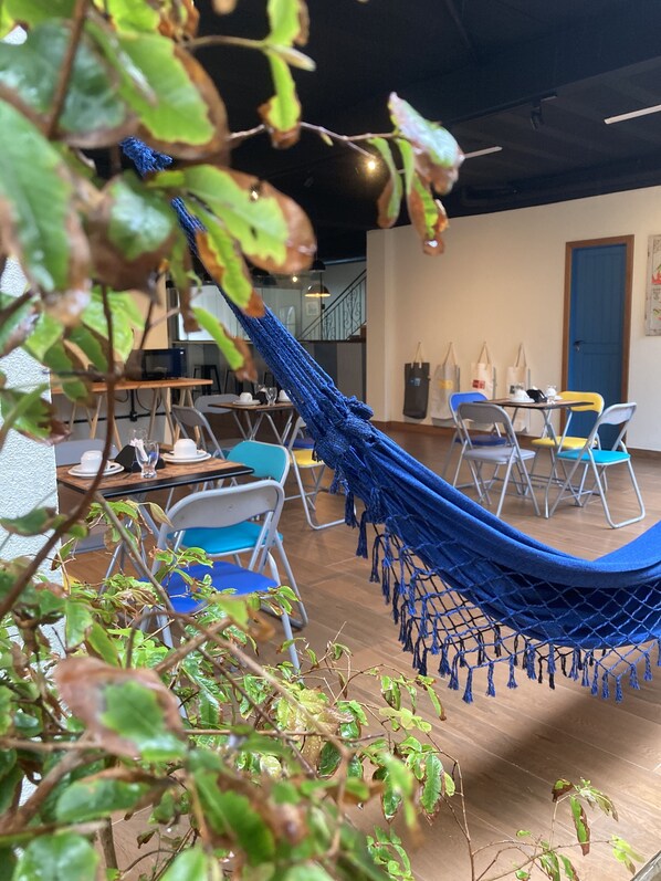 Televisión LED de 32 pulgadas con canales digitales y televisión