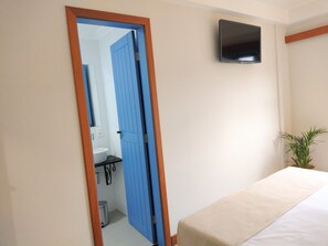 Habitación estándar | Baño | Regadera, secadora de cabello, toallas, jabón