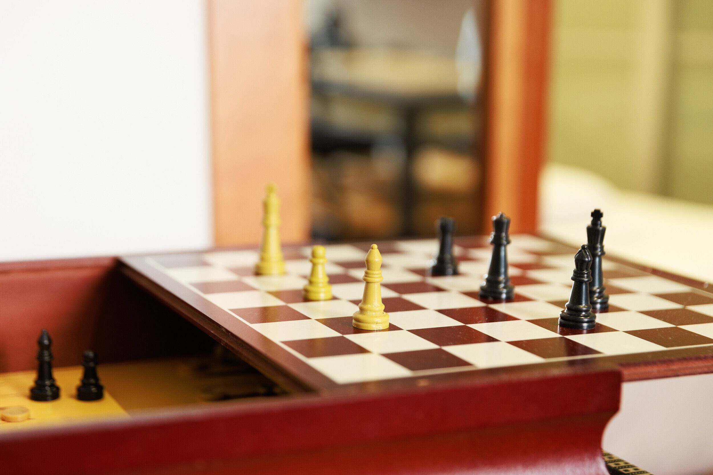 Un gros plan d’un échiquier avec les pièces en position au milieu d’une partie.