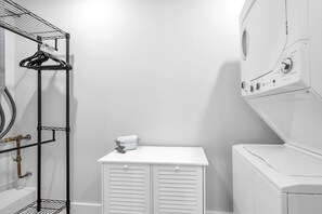 Shower, hair dryer, towels, soap - LUXURY Barn Chalet.  2 bedrooms, firepit, BBQ, loft, trails, ponds, park (Cleveland)