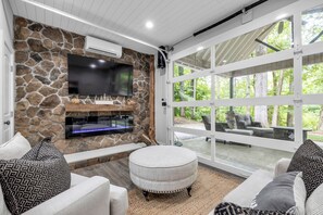 TV connectée, cheminée, livres, chaîne hi-fi