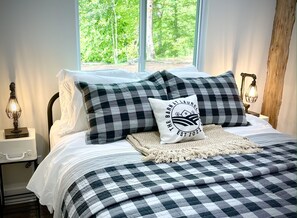2 bedrooms, desk, iron/ironing board, free WiFi - LUXURY Barn Chalet.  2 bedrooms, firepit, BBQ, loft, trails, ponds, park (Cleveland)