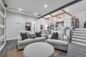 Interior - LUXURY Barn Chalet. 2 bedrooms, firepit, BBQ, loft, trails, ponds, park (Cleveland)