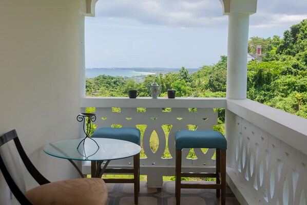 Outdoor dining - Tranquil Environment with breathtaking views (Negril)