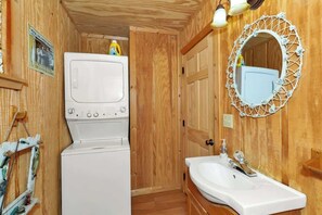 Bañera con ducha, toallas, jabón, papel higiénico