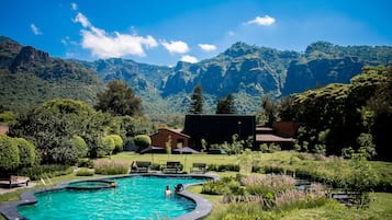 Alberca al aire libre y sombrillas en la alberca