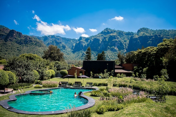 Alberca al aire libre y sombrillas en la alberca