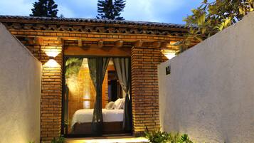 Laptop workspace, blackout drapes, iron/ironing board, free WiFi