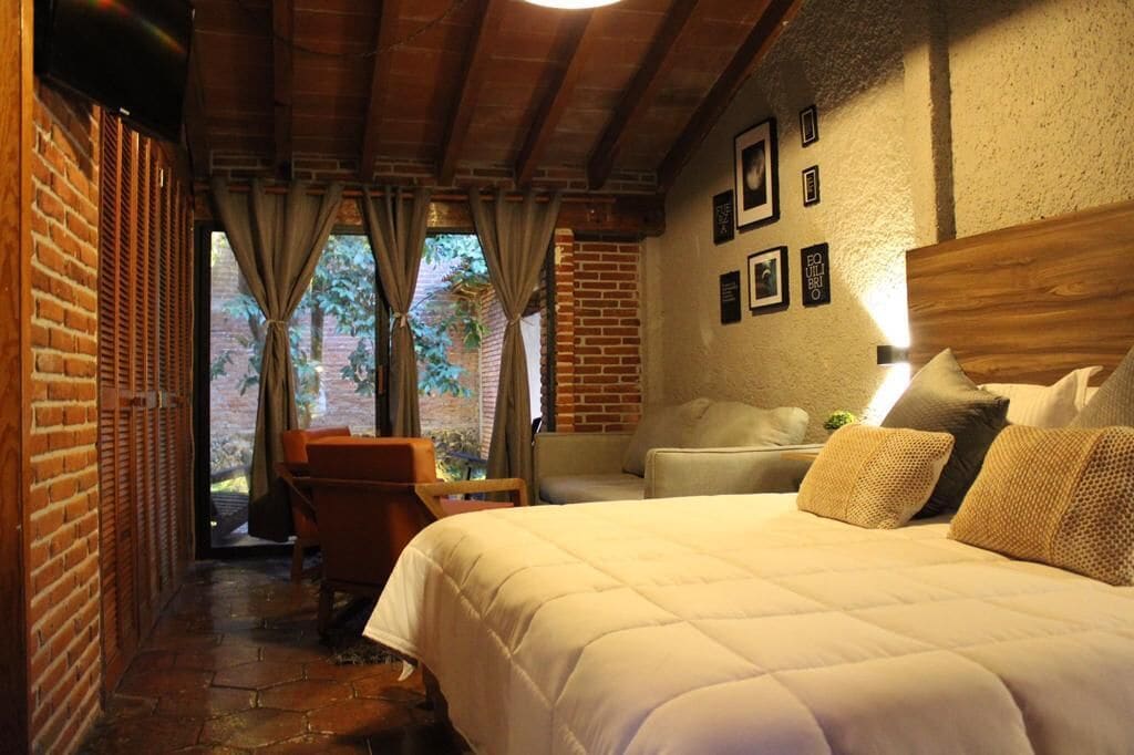 Espacio para trabajar con laptop y cortinas blackout 