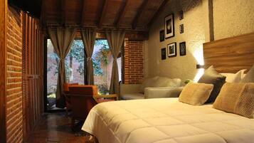 Espacio para trabajar con laptop y cortinas blackout