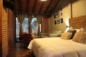 Espacio para trabajar con laptop y cortinas blackout