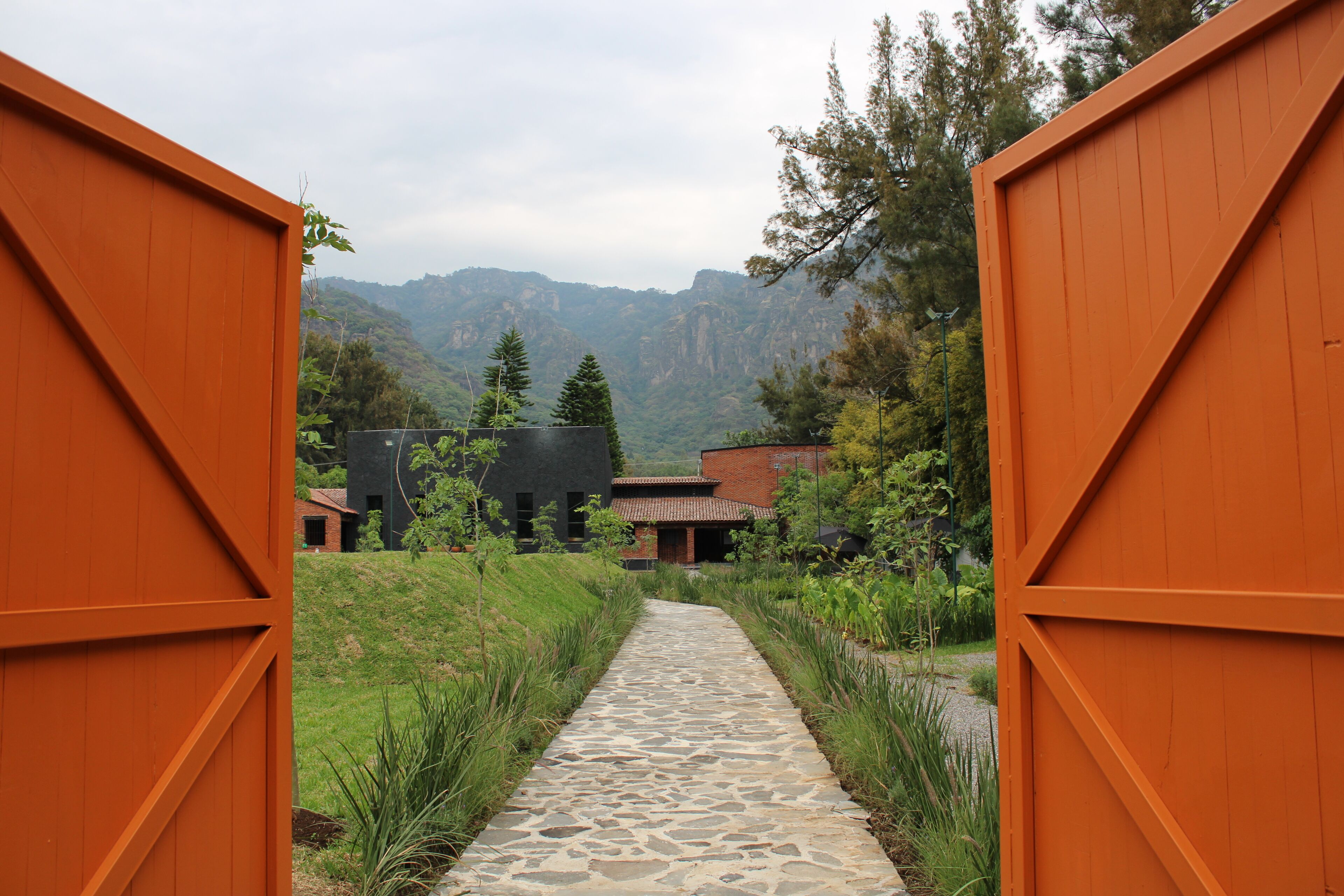 Vista frontal de la propiedad