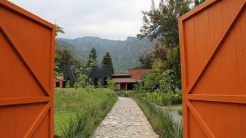 Vista frontal de la propiedad