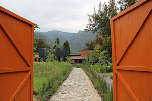 Vista frontal de la propiedad