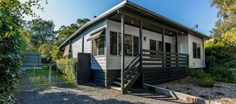 Cozy Beach Hideaway - Pet friendly