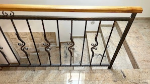 A wooden handrail with a metal railing on a staircase. - Rooms Sorgo Palace - Comfort Double Room (Ston)
