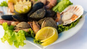 A plate of seafood including mussels, clams, and shrimp, garnished with lettuce and lemon slices. - Rooms Sorgo Palace - Comfort Double Room (Ston)