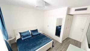 A bedroom with a bed, a wardrobe, a mirror, and a small table. - Rooms Sorgo Palace - Comfort Double Room (Ston)