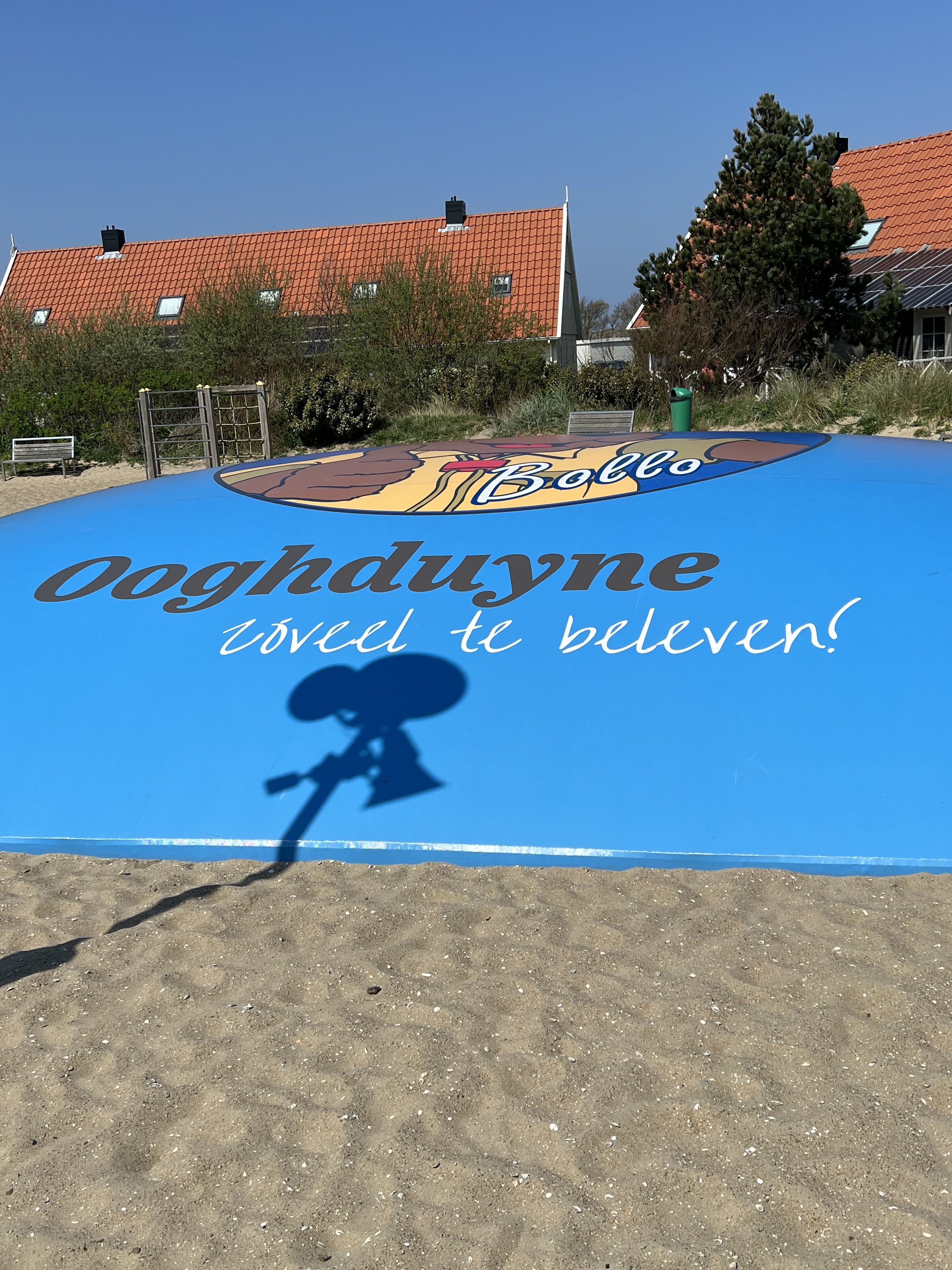 A blue surface with the text "Ooghduyne" and "tovle te beleven" on it.