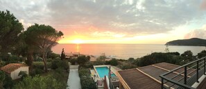 Property grounds - Sea view villa 100m from the beach, private pool, near Ajaccio (Villanova)