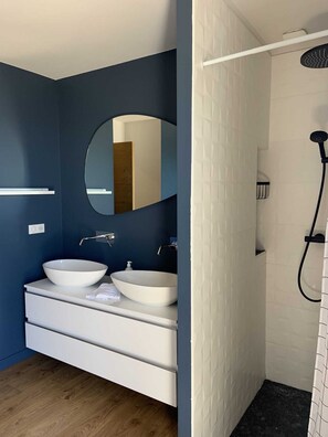 Combined shower/tub, hair dryer, towels - Sea view villa 100m from the beach, private pool, near Ajaccio (Villanova)