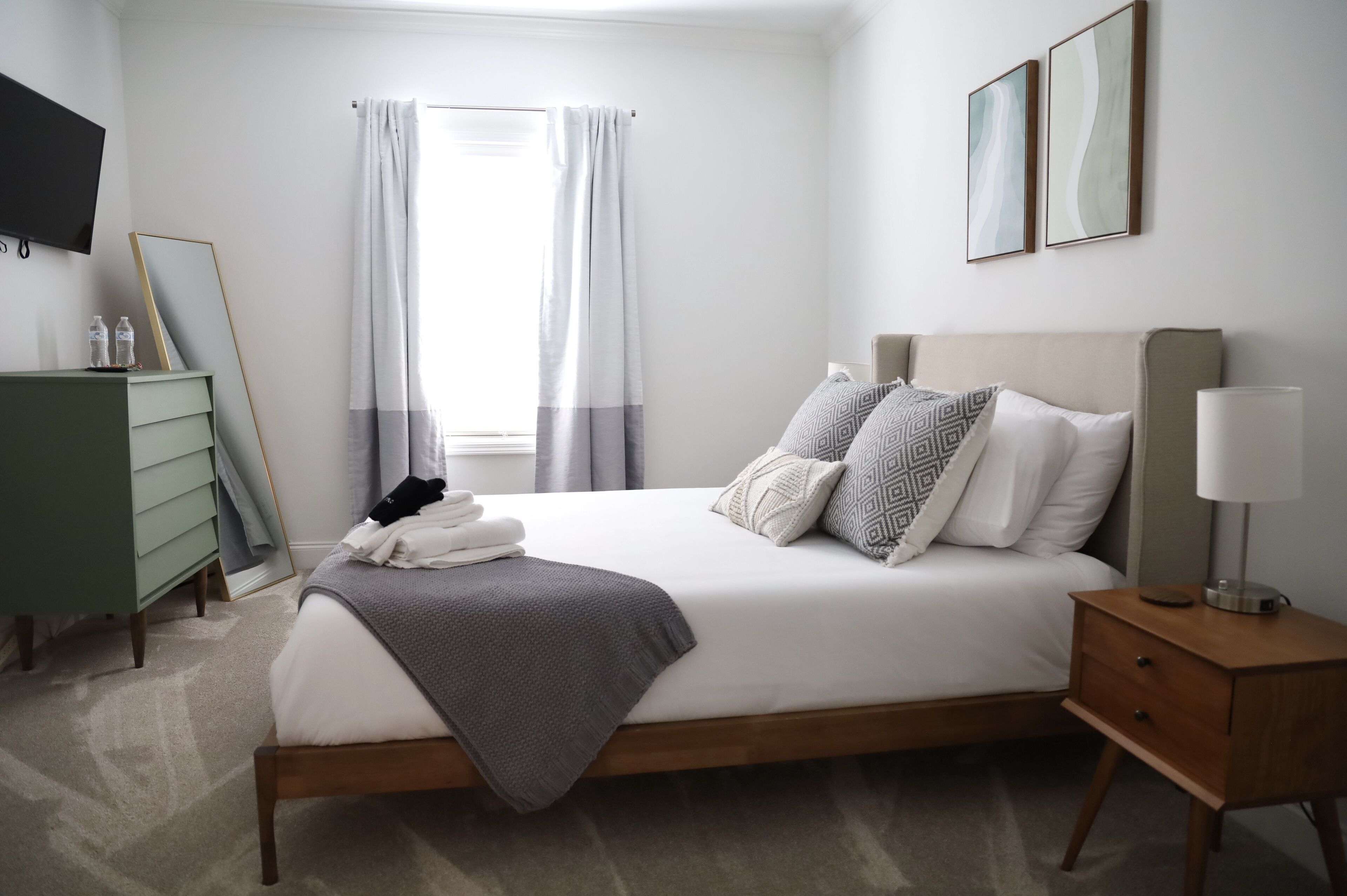 2 slaapkamers, een bureau, een strijkplank/strijkijzer, reisbedje